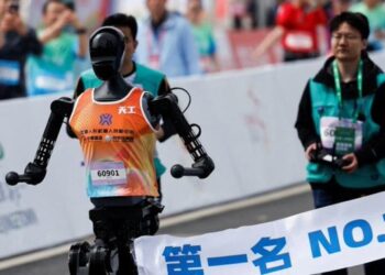 China organiza la primera media maratón de robots humanoides del mundo