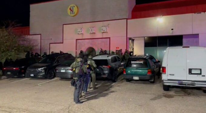 Detienen a más de 100 migrantes en redada de club clandestino en Colorado Springs
