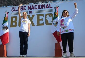 Más de 42 mil personas se suman a clase masiva de boxeo en el Zócalo con Sheinbaum y Brugada