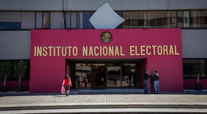 Funcionarios y legisladores impugnan veda del INE sobre promoción de elección judicial