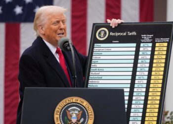Trump impone nuevos aranceles globales y declara una “nueva era económica” para Estados Unidos