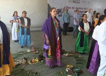 Sheinbaum lanza Plan de Justicia para el Pueblo Purépecha e inicia entrega de estufas ecológicas