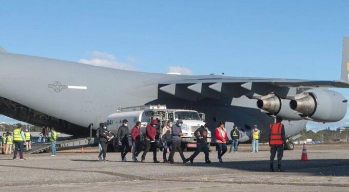 EE.UU. transfiere a 13 mexicanos condenados por narcotráfico para cumplir sus penas en México