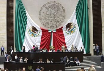 Avalan en Diputados reforma que garantiza salario mínimo y protege propinas en sector servicios
