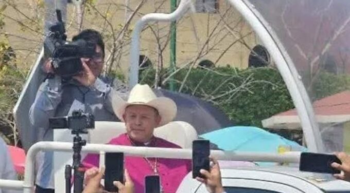 Arzobispo de Tuxtla recorre la ciudad en el papamóvil utilizado por el papa Francisco en 2016