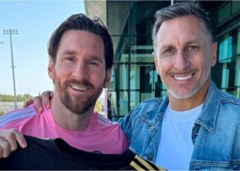 Lionel Messi posa con la camiseta de México durante visita del ‘Chaco’ Giménez