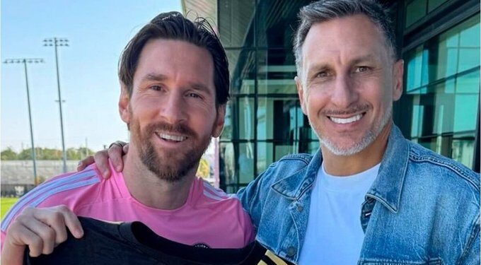 Lionel Messi posa con la camiseta de México durante visita del ‘Chaco’ Giménez