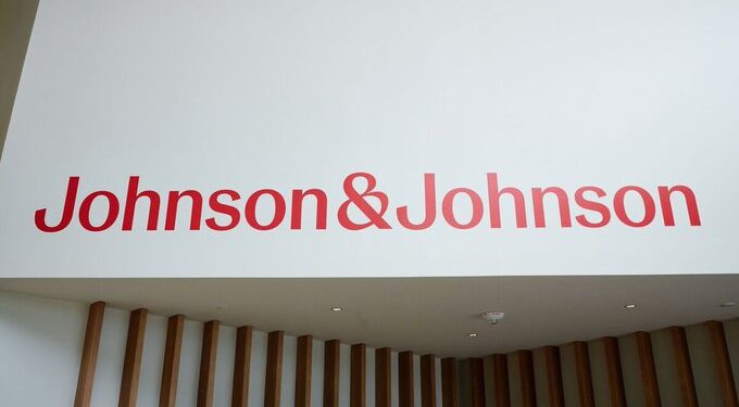 Johnson & Johnson estima impacto de 400 mdd por aranceles, en su mayoría por China