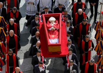 Miles despiden al papa Francisco antes del cierre de la capilla ardiente