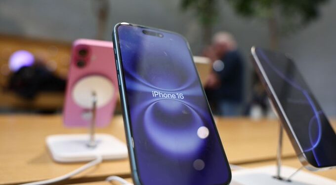 Los nuevos aranceles de Trump podrían aumentar el precio del iPhone hasta un 40%.