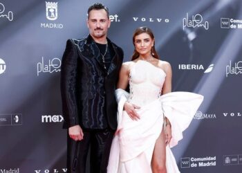 Aislinn Derbez conquista los Premios Platino 2025 con elegancia y simpatía