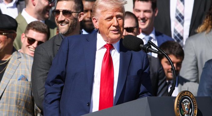 Trump acuerda con fabricantes de automóviles medidas para aliviar impacto de aranceles