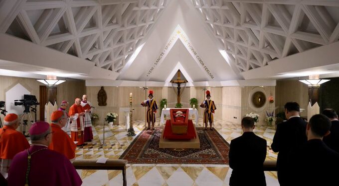 Imágenes del féretro del Papa Francisco; funeral será el 26 de abril