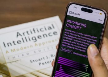 Dispositivo de IA diseñado por Jony Ive llegará en 2026 bajo el sello de OpenAI