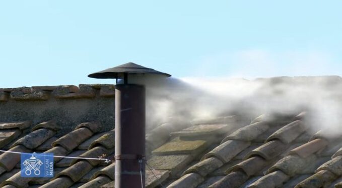 Nuevo Papa es elegido en el Vaticano; humo blanco lo confirma