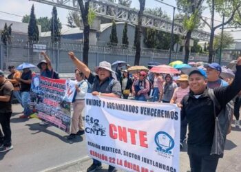 Policías resguardan el INE por protesta de la CNTE; suspenden actividades presenciales