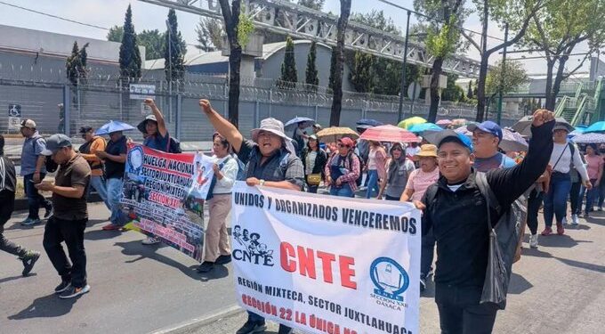 Policías resguardan el INE por protesta de la CNTE; suspenden actividades presenciales