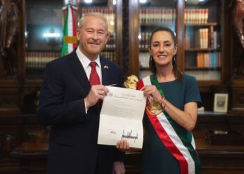 Ronald Johnson presenta cartas credenciales ante Sheinbaum en Palacio Nacional