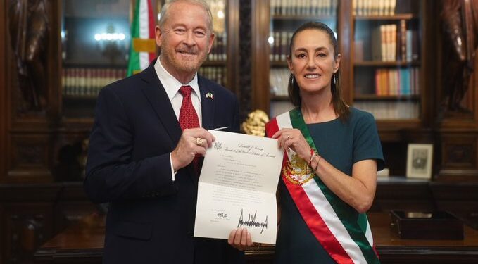 Ronald Johnson presenta cartas credenciales ante Sheinbaum en Palacio Nacional