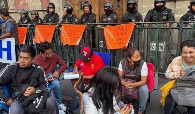 CNTE bloquea Palacio Nacional y exige diálogo directo con Claudia Sheinbaum