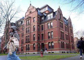 Jueza bloquea orden de Trump que impedía a Harvard inscribir estudiantes extranjeros