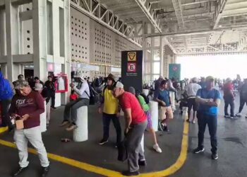 CNTE bloquea accesos al AICM para exigir aumento salarial y reforma a pensiones