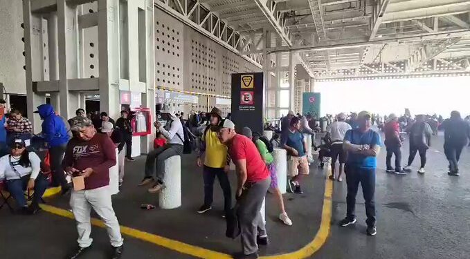 CNTE bloquea accesos al AICM para exigir aumento salarial y reforma a pensiones