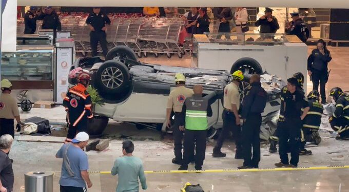Auto cae desde estacionamiento en Plaza Lilas; mujer resulta lesionada