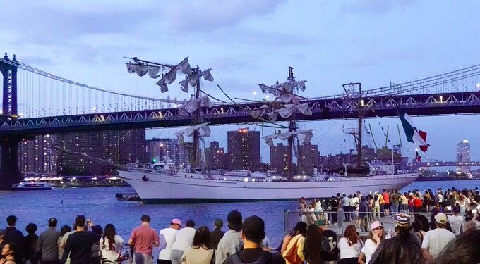 Buque Cuauhtémoc choca con el puente de Brooklyn; hay dos muertos y más de 20 heridos