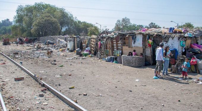 Pobreza laboral afecta a 44.2 millones en México, pese a leve mejora en 2025