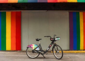 ECOBICI celebra el Orgullo LGBTTTIQAP+ con bicicletas y estación temática en CDMX