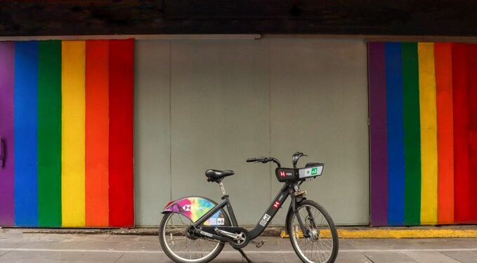 ECOBICI celebra el Orgullo LGBTTTIQAP+ con bicicletas y estación temática en CDMX