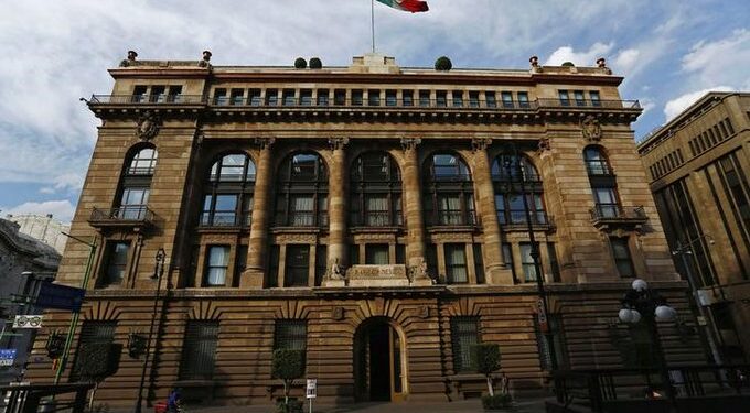 Banxico recorta tasa a 8% y anticipa recortes más moderados