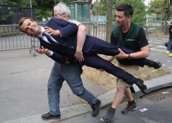 Greenpeace saca estatua de Macron del museo y la coloca frente a embajada rusa