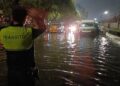 Inundación en Calzada Zaragoza obliga a peatones a cruzar a pie entre el agua