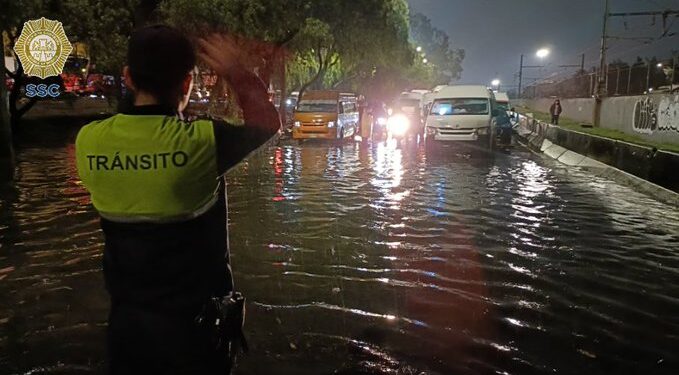 Inundación en Calzada Zaragoza obliga a peatones a cruzar a pie entre el agua