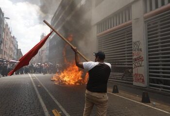 Maestros de la CETEG incendian oficinas del SNTE en el Centro de CDMX