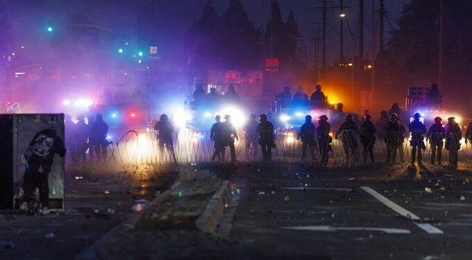 Los Ángeles impone toque de queda por disturbios tras redadas migratorias