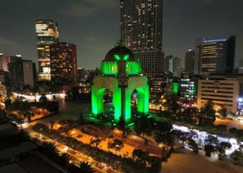 CDMX enciende monumentos por inicio de cuenta regresiva del Mundial 2026