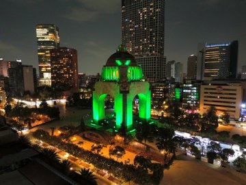 CDMX enciende monumentos por inicio de cuenta regresiva del Mundial 2026