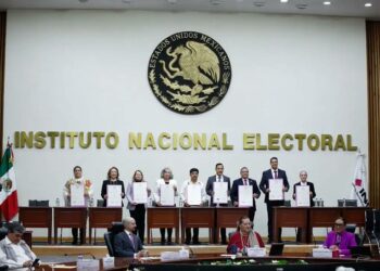 INE entrega constancias a nuevas ministras y ministros de la Suprema Corte