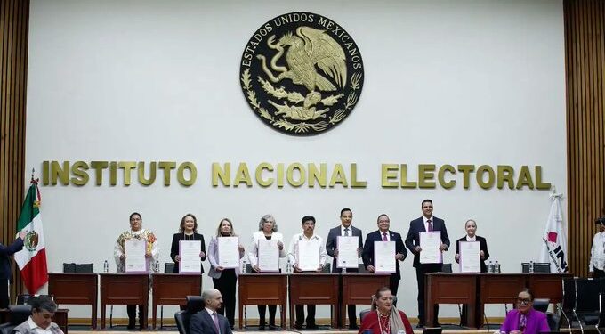 INE entrega constancias a nuevas ministras y ministros de la Suprema Corte