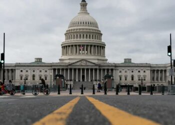 Trump encabeza desfile militar en Washington pese a protestas y mal clima