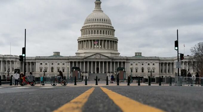 Trump encabeza desfile militar en Washington pese a protestas y mal clima