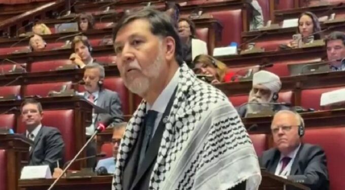 PAN y PRI exigen destitución de Fernández Noroña por postura unilateral en foro internacional