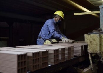 Industria y servicios continúan en contracción, reporta el IMEF