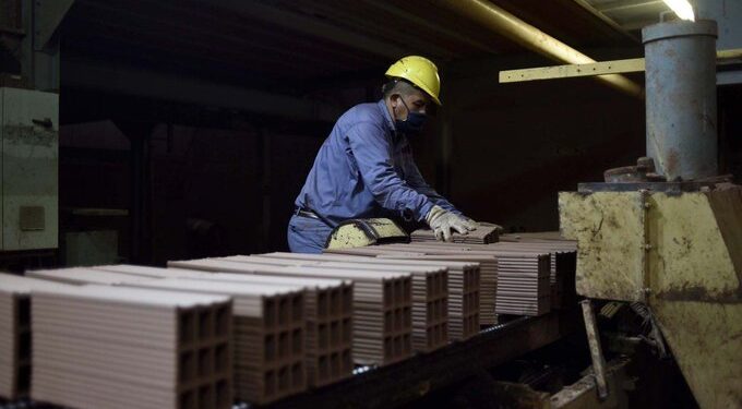 Industria y servicios continúan en contracción, reporta el IMEF
