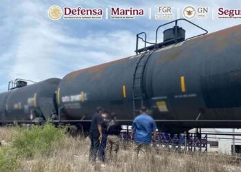 La FGR investiga a cuatro empresas por tráfico ilegal de combustible entre México y EE. UU.
