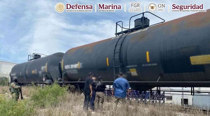 La FGR investiga a cuatro empresas por tráfico ilegal de combustible entre México y EE. UU.