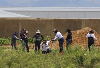 Exigen identificar restos hallados en fosa de Zapopan; suman 211 bolsas